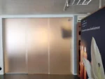 Lasiliukuovet toimistoihin ja näyttelytiloihin.