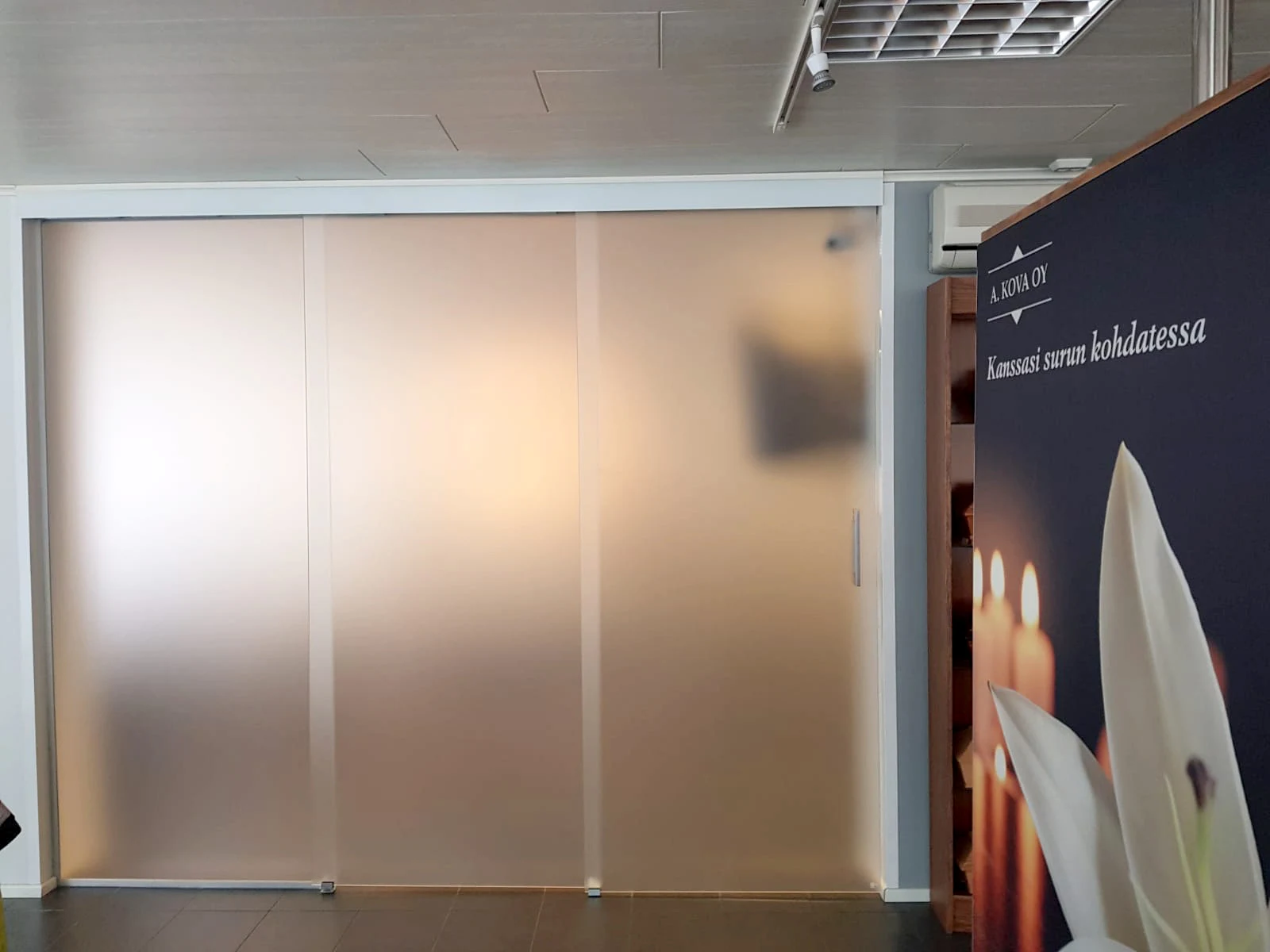 Lasiliukuovet toimistoihin ja näyttelytiloihin.