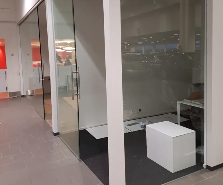 lasiliukuovet toimitilassa