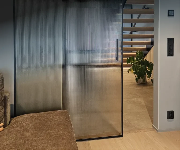 lasiliukuovet toimitiloissa