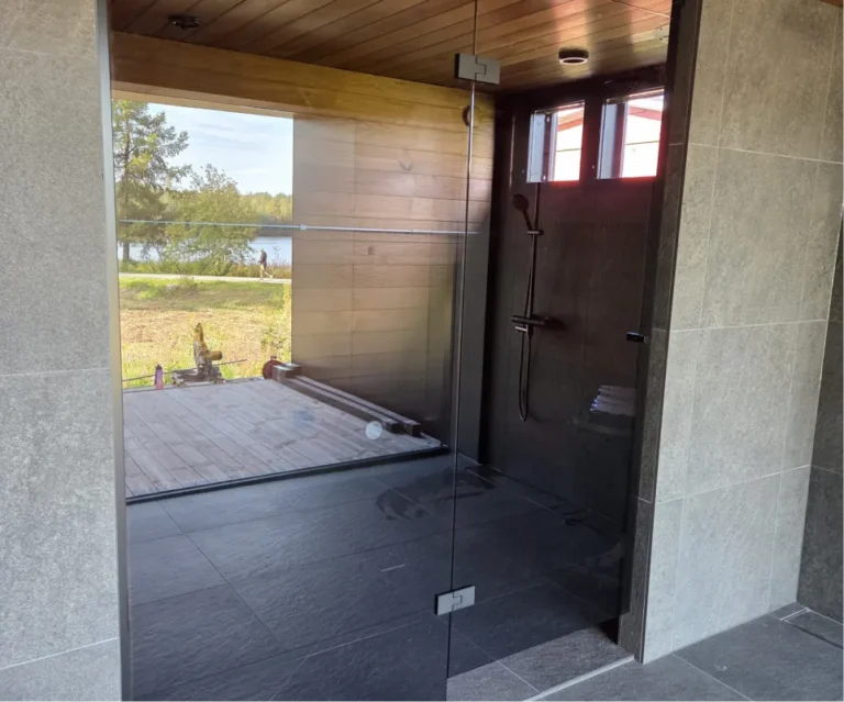 saunan ja kylpyhuoneen lasit ulkopuolelle